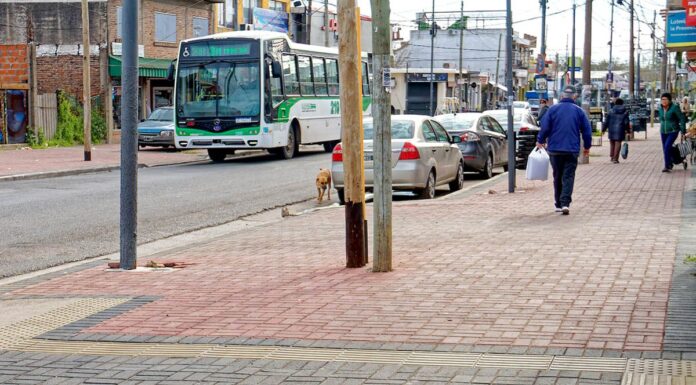 La calle 159 es mano única en su tramo entre 54 y 55 (avenida Bemberg)