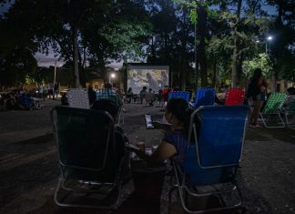Cientos de vecinos disfrutaron de una nueva jornada del ciclo “Cine de Verano”
