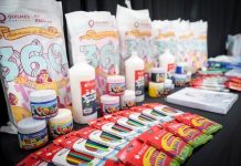 Mayra y Mieri presentaron kits escolares que se entregarán a chicos de primarias de Quilmes