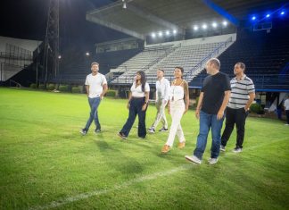 Mayra y Mieri junto al presidente de Quilmes y las nuevas luminarias del estadio cervecero