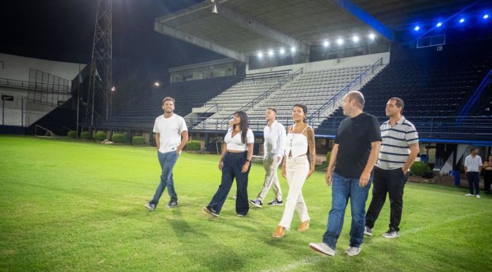 Mayra y Mieri junto al presidente de Quilmes y las nuevas luminarias del estadio cervecero