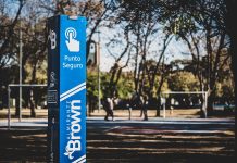 Gracias a un tótem de seguridad en Glew asistieron a un hombre tras un accidente en moto