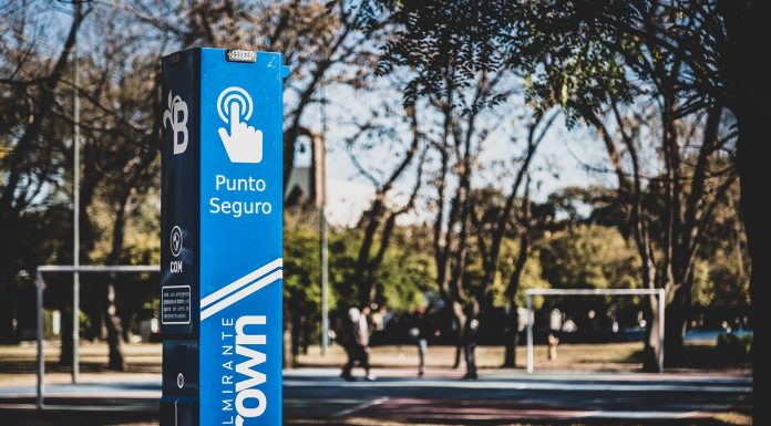 Gracias a un tótem de seguridad en Glew asistieron a un hombre tras un accidente en moto
