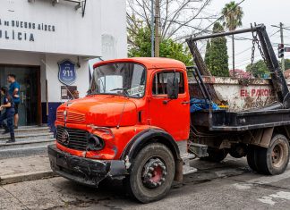 El municipio secuestró un camión que arrojaba residuos en el espacio público