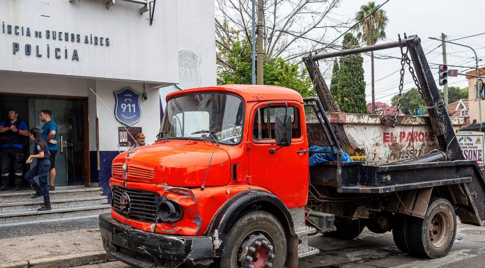 El municipio secuestró un camión que arrojaba residuos en el espacio público