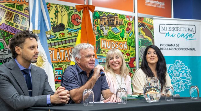 76 familias de Berazategui firmaron sus escrituras de propiedad