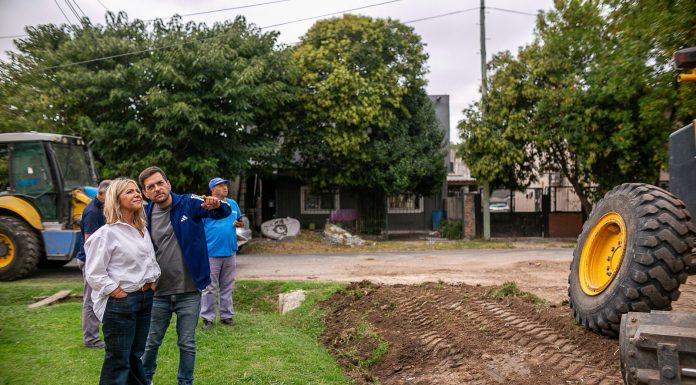 Fabiani y Eichel supervisaron el funcionamiento de nueva maquinaria vial en los barrios