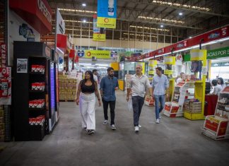 El municipio entregó el certificado de habilitación a la Distribuidora Maxi Ofertas