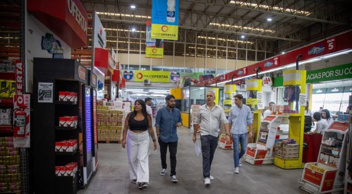 El municipio entregó el certificado de habilitación a la Distribuidora Maxi Ofertas