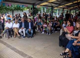 El municipio junto a un jardín de infantes y a una escuela primaria en el inicio de clases