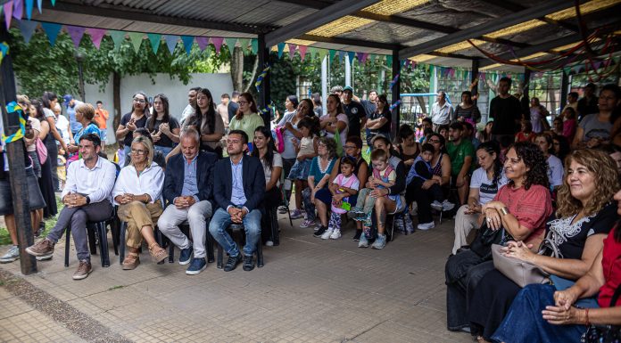 El municipio junto a un jardín de infantes y a una escuela primaria en el inicio de clases