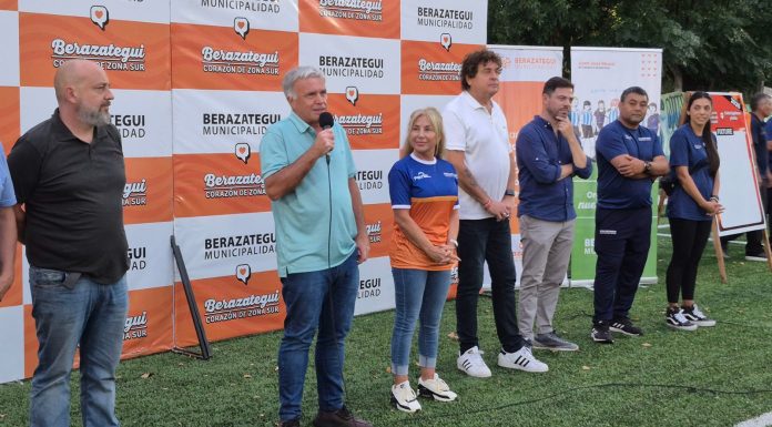 Balor se reunió con los clubes barriales y entregó subsidios