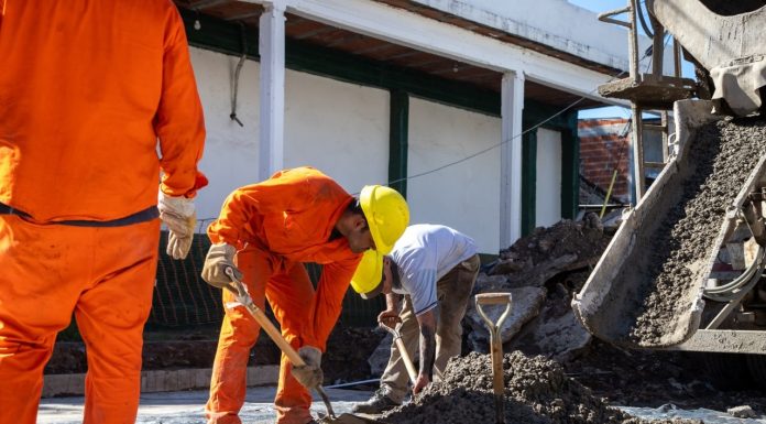 Avanzan las obras de pavimento de 13 cuadras con fondos 100% municipales, en los barrios Iapi y La Loma de Bernal Oeste