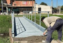 El municipio instala nuevos puentes peatonales para mejorar la accesibilidad en Calzada y Malvinas Argentinas