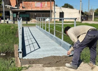El municipio instala nuevos puentes peatonales para mejorar la accesibilidad en Calzada y Malvinas Argentinas