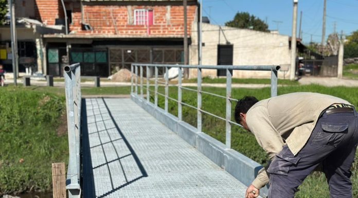 El municipio instala nuevos puentes peatonales para mejorar la accesibilidad en Calzada y Malvinas Argentinas