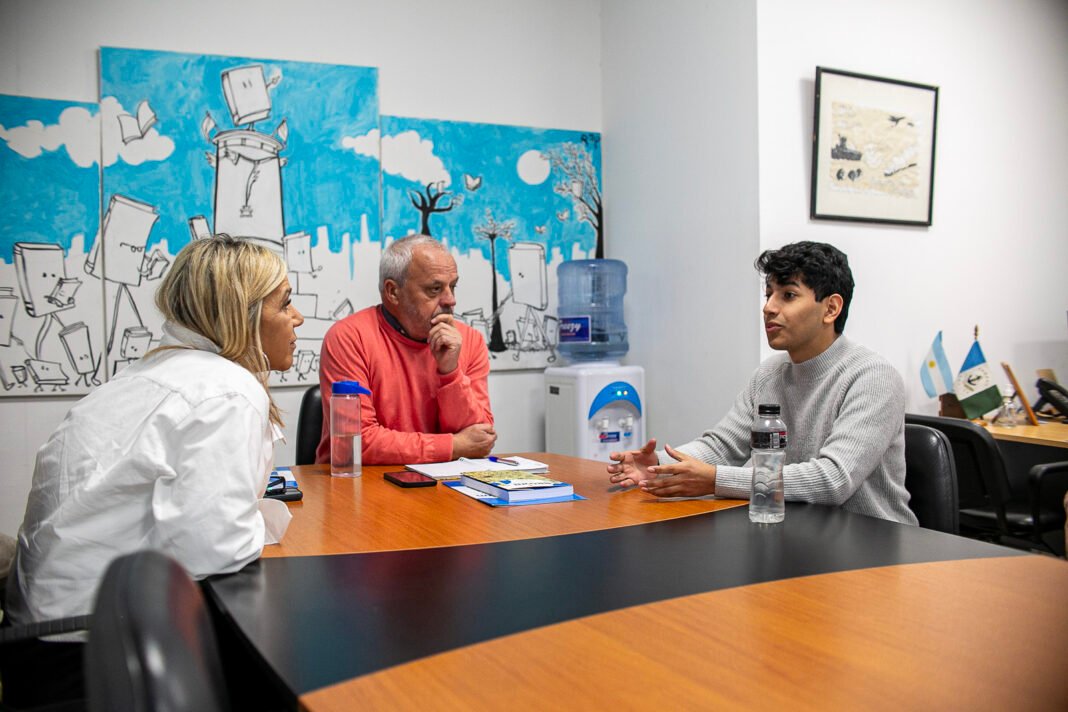 El municipio acompaña a estudiante universitario de Claypole que viaja a Europa y sueña con sumarse al sector aeroespacial y la robótica El municipio acompaña a estudiante universitario de Claypole que viaja a Europa y sueña con sumarse al sector aeroespacial y la robótica