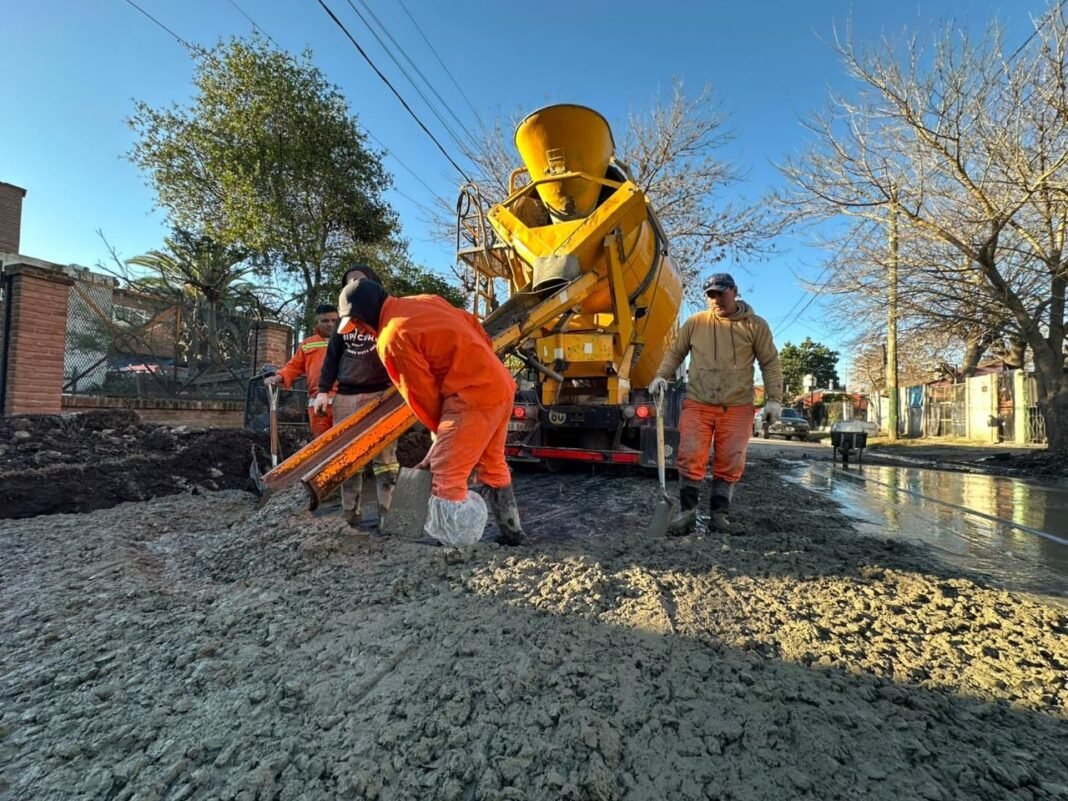 El municipio potencia los trabajos de bacheo, mejorado y asfalto en barrios y localidades El municipio potencia los trabajos de bacheo, mejorado y asfalto en barrios y localidades