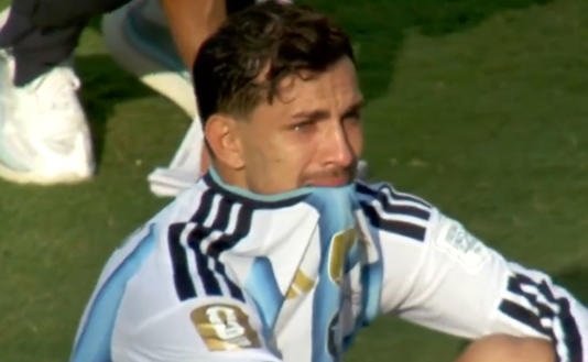 El llanto de Paredes tras la derrota ante España El llanto de Paredes tras la derrota ante España