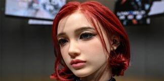China presentó un robot para solos y solas: puede dar apoyo emocional, conversar y recordar cuándo tomar medicamentos