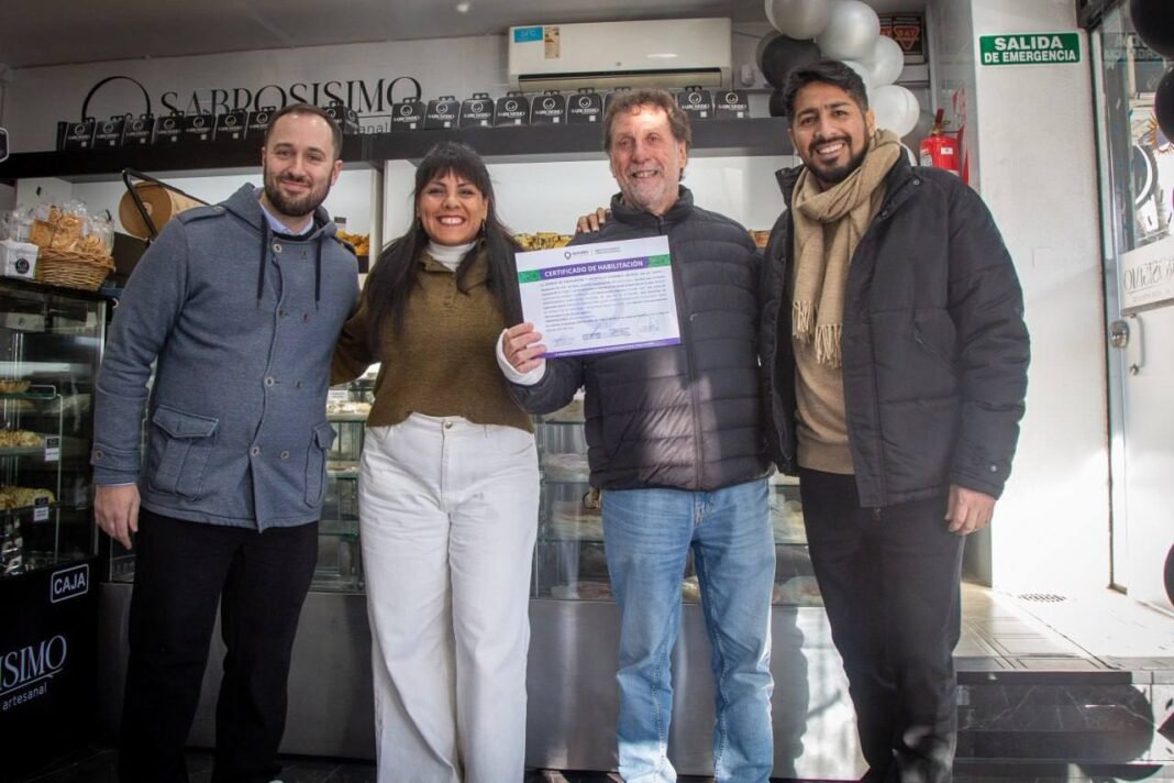 Entrega de certificados de habilitación a comerciantes gastronómicos Entrega de certificados de habilitación a comerciantes gastronómicos