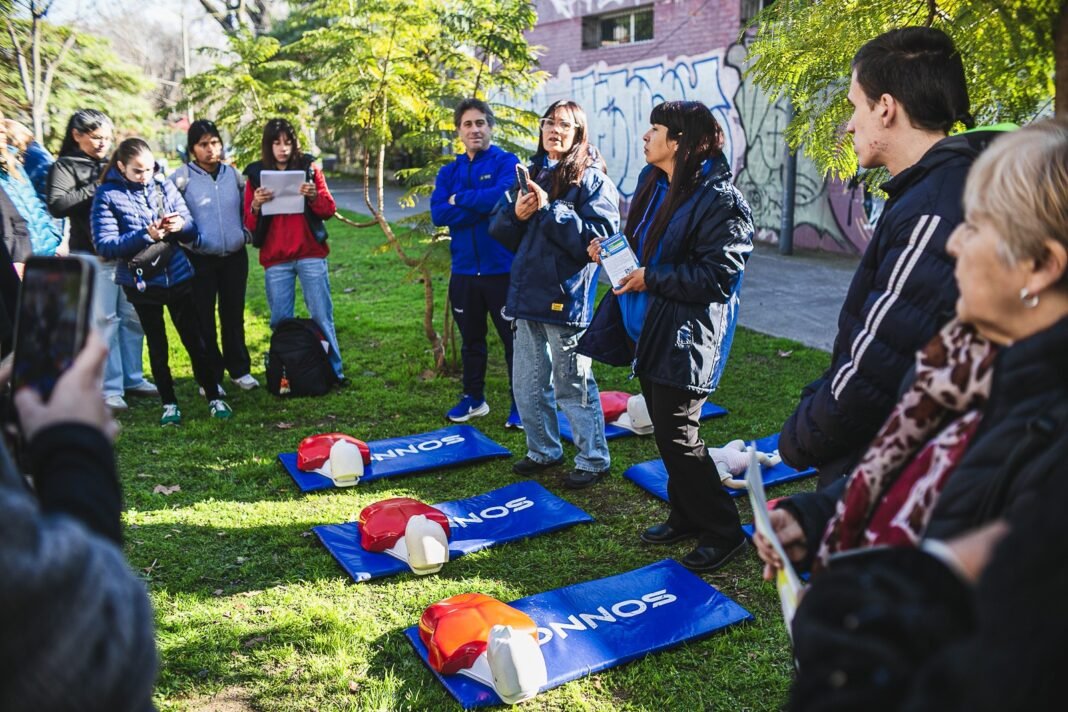 Cientos de vecinos participaron en José Mármol de jornada de Salud en homenaje a Favaloro Cientos de vecinos participaron en José Mármol de jornada de Salud en homenaje a Favaloro