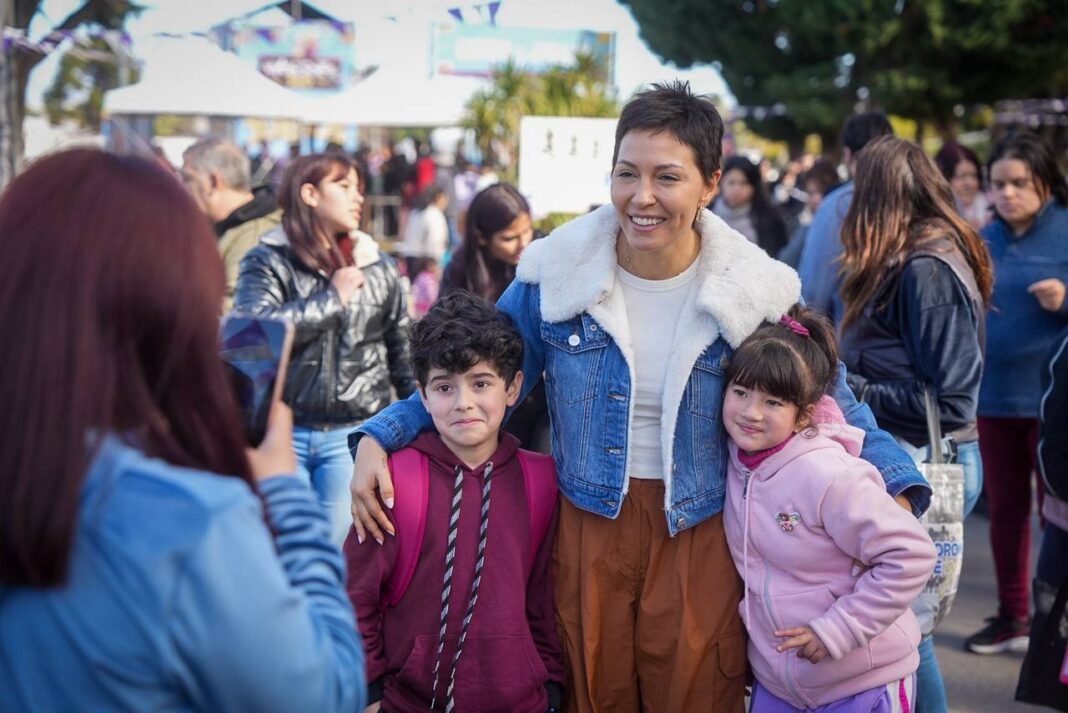Mayra Mendoza visitó el “Gran Parque de Juegos” que funciona en el Polideportivo municipal Mayra Mendoza visitó el “Gran Parque de Juegos” que funciona en el Polideportivo municipal