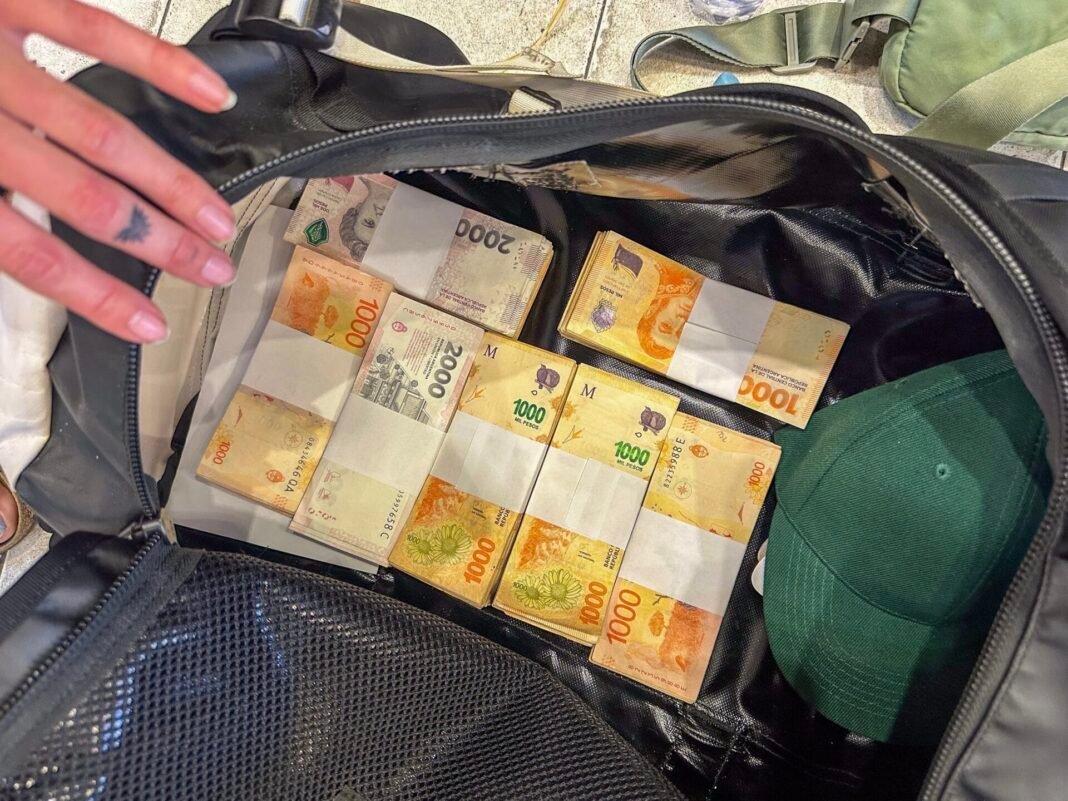 Encontró una mochila al costado de una ruta en La Pampa y se la llevó: tenía casi $90 millones Encontró una mochila al costado de una ruta en La Pampa y se la llevó: tenía casi $90 millones