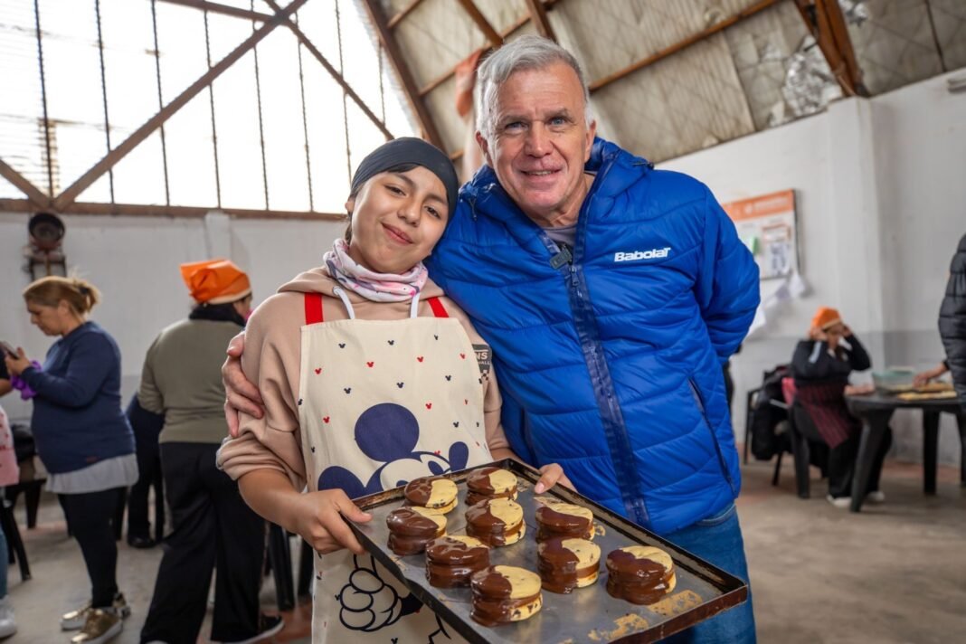 Curso de alfajores: Balor visitó a vecinas que se capacitan para desarrollar sus propios emprendimientos Curso de alfajores: Balor visitó a vecinas que se capacitan para desarrollar sus propios emprendimientos