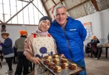 Curso de alfajores: Balor visitó a vecinas que se capacitan para desarrollar sus propios emprendimientos