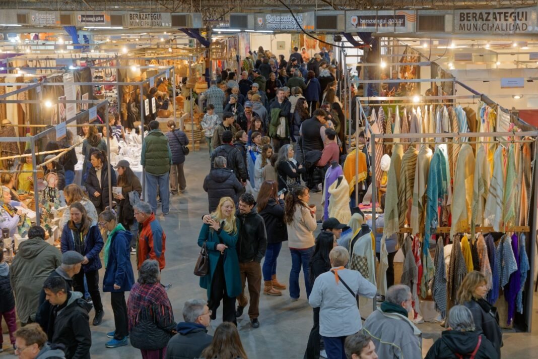 Más de 40 mil personas disfrutaron la 19° Feria Nacional Berazategui Artesanías Más de 40 mil personas disfrutaron la 19° Feria Nacional Berazategui Artesanías