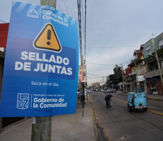 Nuevos trabajos de bacheo y sellado de juntas en distintos barrios de Lomas