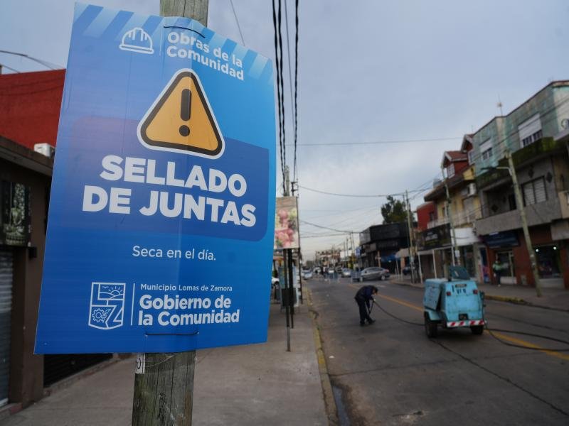 Nuevos trabajos de bacheo y sellado de juntas en distintos barrios de Lomas Nuevos trabajos de bacheo y sellado de juntas en distintos barrios de Lomas