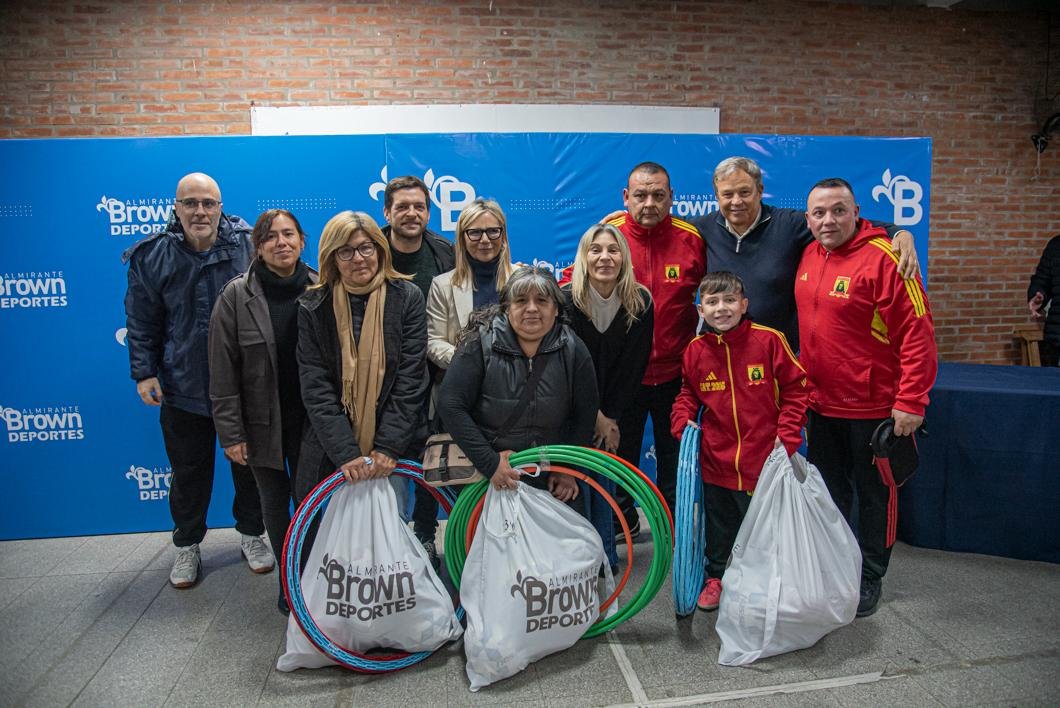 El municipio entregó material deportivo a 72 clubes de barrio de Almirante Brown El municipio entregó material deportivo a 72 clubes de barrio de Almirante Brown