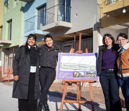 Mayra y Mieri recorrieron junto a la ministra Batakis, la obra de 28 viviendas del barrio “La Odisea”
