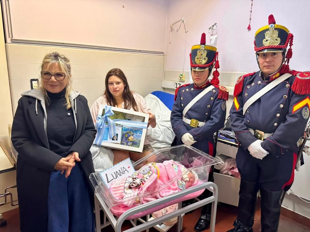 Granaderos entregaron ajuares sanmartinianos a dos bebés brownianos nacidos el 24 de agosto Granaderos entregaron ajuares sanmartinianos a dos bebés brownianos nacidos el 24 de agosto