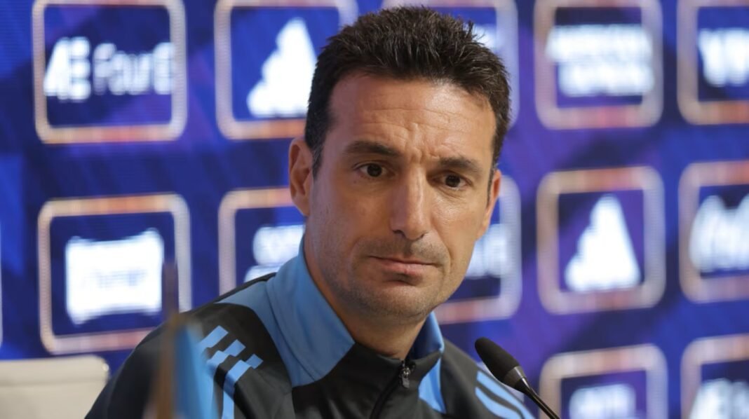 Scaloni confirmó tres capitanes de la Selección argentina tras el retiro de Messi Scaloni confirmó tres capitanes de la Selección argentina tras el retiro de Messi