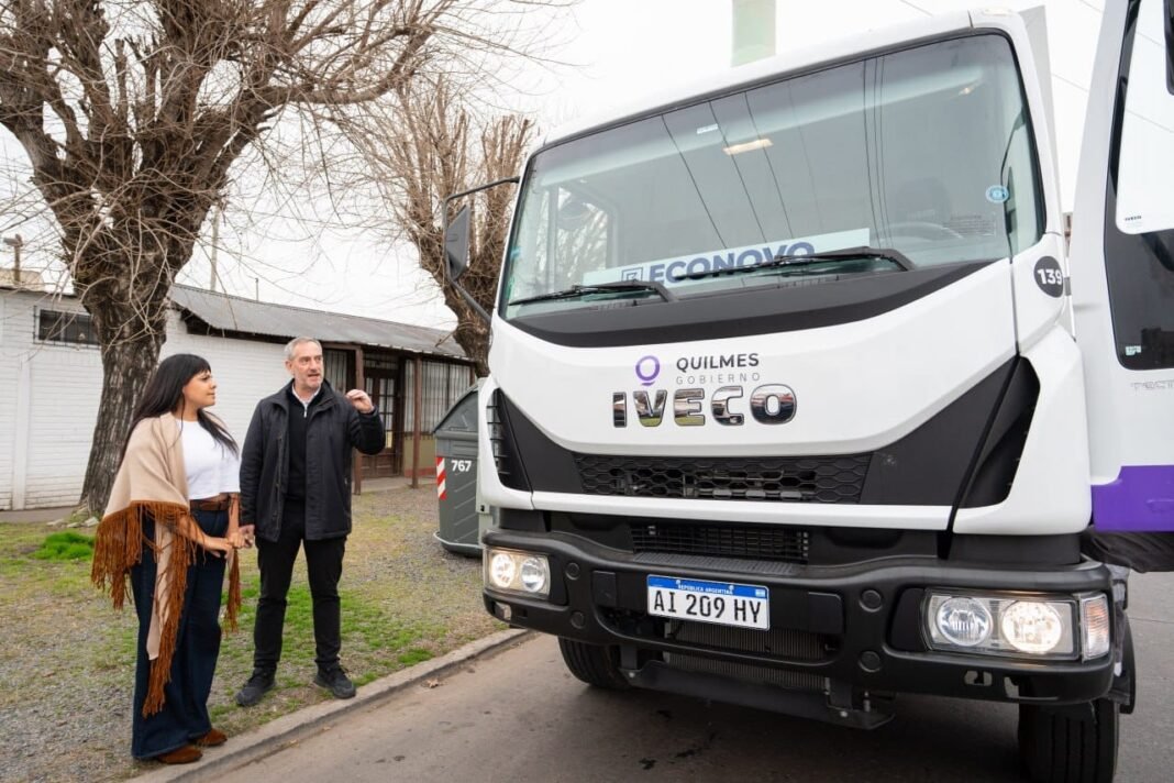 El municipio de Quilmes sumó un nuevo camión de carga lateral e inició el plan de contenerización en Ezpeleta El municipio de Quilmes sumó un nuevo camión de carga lateral e inició el plan de contenerización en Ezpeleta