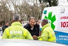 Brown convoca a médicos generalistas, clínicos y pediatras para fortalecer la atención en los CAPS