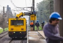Instalan las columnas para electrificar la nueva estación de trenes de la Universidad Guillermo Brown