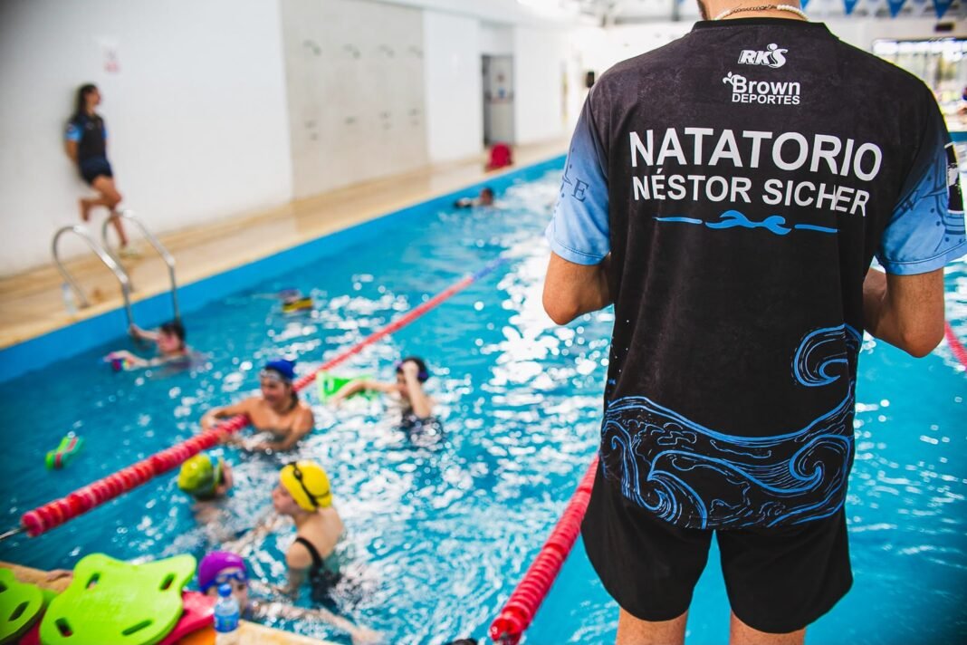 Más de 750 vecinos aprenden a nadar y practican deportes en el nuevo natatorio y polideportivo de Calzada Más de 750 vecinos aprenden a nadar y practican deportes en el nuevo natatorio y polideportivo de Calzada