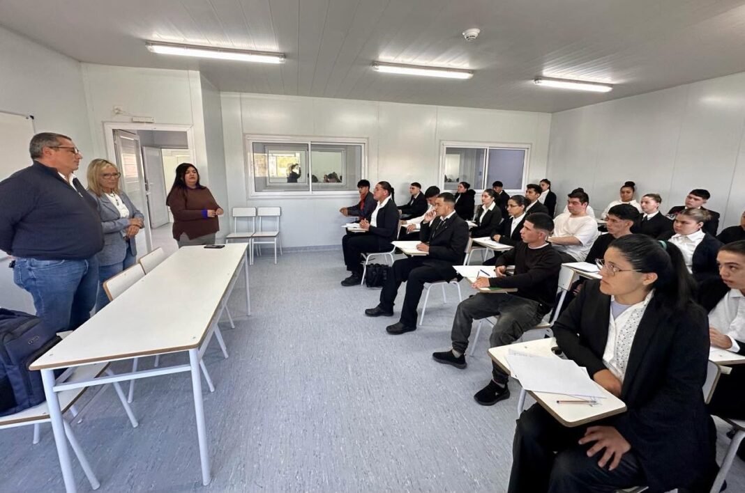 El municipio junto a 700 aspirantes a policías brownianos que rinden su examen El municipio junto a 700 aspirantes a policías brownianos que rinden su examen