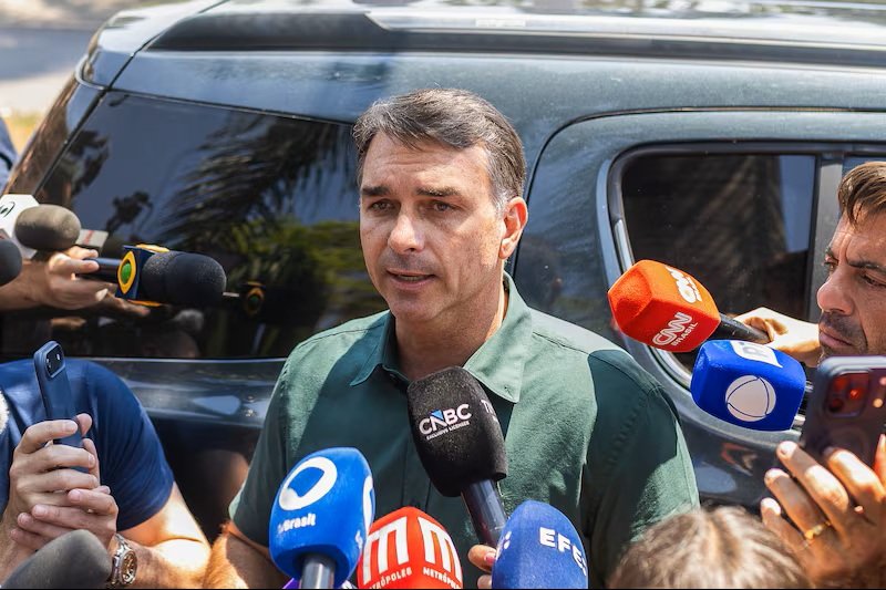 Brasil canceló los pasaportes de Flávio Bolsonaro Brasil canceló los pasaportes de Flávio Bolsonaro