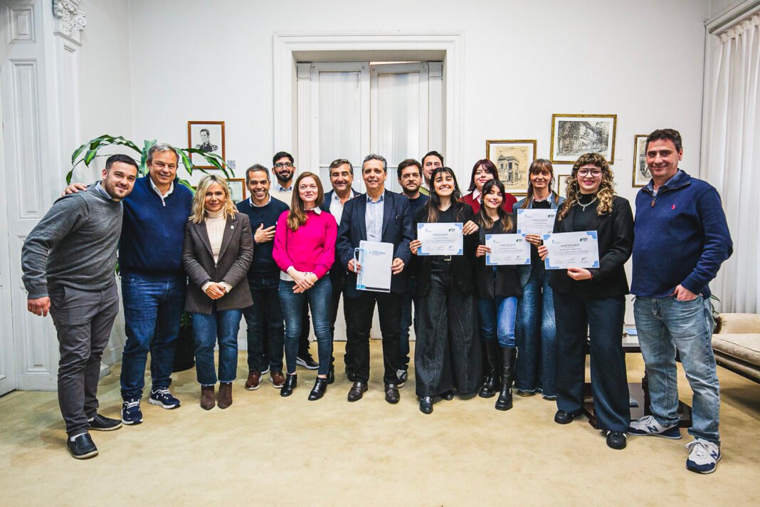 Brown: Cascallares, Fabiani y Eichel, entregaron certificados a municipales capacitados en Gestión Pública Brown: Cascallares, Fabiani y Eichel, entregaron certificados a municipales capacitados en Gestión Pública