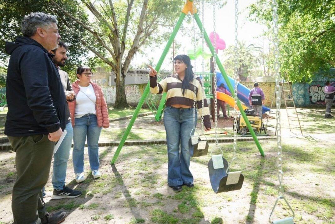 Quilmes: el municipio realizó tareas de mantenimiento y un operativo de limpieza en la plaza Pampero de Bernal Quilmes: el municipio realizó tareas de mantenimiento y un operativo de limpieza en la plaza Pampero de Bernal