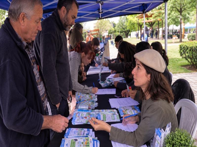 Entrega semillas de la temporada primavera-verano en Plaza Libertad Entrega semillas de la temporada primavera-verano en Plaza Libertad